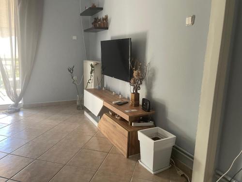 TV a/nebo společenská místnost v ubytování Nikea apartment near Piraeus port and metro st II