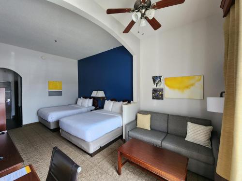 紐奧良的住宿－Comfort Suites New Orleans East，酒店客房,设有两张床和一张沙发