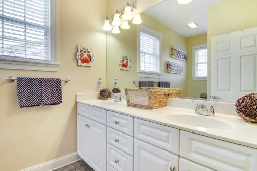 une salle de bain avec deux lavabos et un miroir dans l'établissement Bayside Resort Rental in Selbyville 6 Mi to Beach, à Selbyville