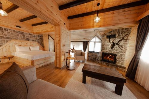 um quarto com uma cama e uma lareira em Abant Yayla Dağevi em Dereceören