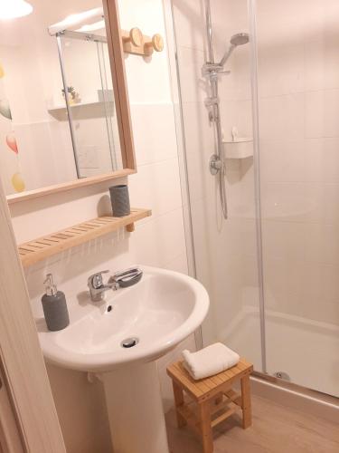 een badkamer met een wastafel en een douche bij Carmen's Home in San Nicola La Strada