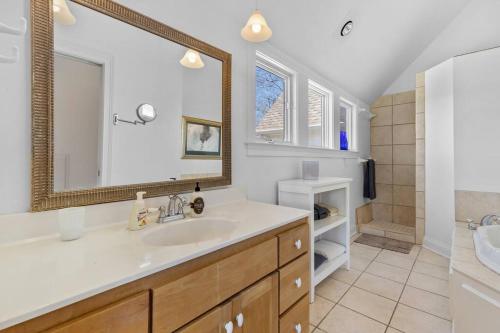 ein Bad mit einem Waschbecken und einem Spiegel in der Unterkunft Relaxing Hideaway - Spacious Home in Spring Hill