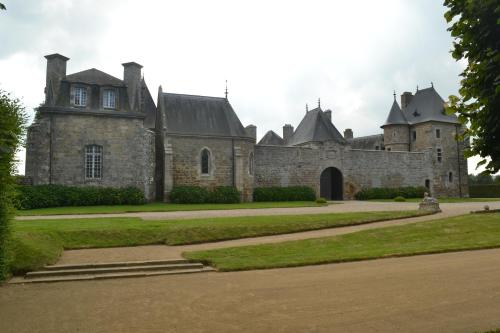 an old stone building with a pathway in front of it at Gîte des Gardiens de Phare in Lézardrieux