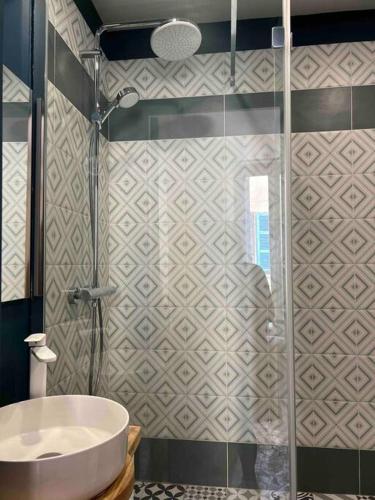 La salle de bains est pourvue d'une douche, d'une baignoire et d'un lavabo. dans l'établissement Studio terracotta, à La Ciotat