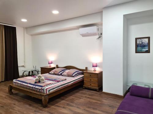 Tempat tidur dalam kamar di 2-room Luxury Apartment on Sobornyi Avenue 192, by GrandHome