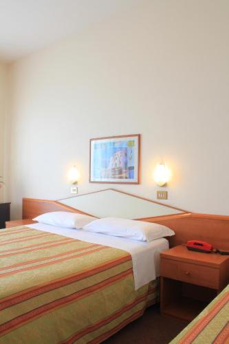 Habitación de hotel con 1 cama y 2 mesas en PARK HOTEL, en Chianciano Terme
