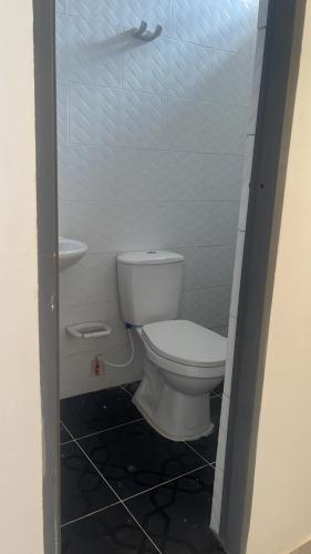 ein Badezimmer mit einem weißen WC in einer Kabine in der Unterkunft Américas al límite in Cúcuta