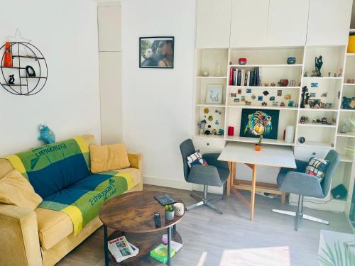 a living room with a couch and a table at Cozy apartment in Hampstead Heath in London