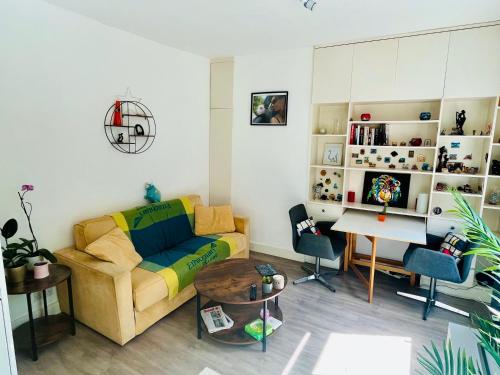 a living room with a couch and a table at Cozy apartment in Hampstead Heath in London