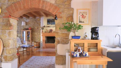 a kitchen with a stone archway in a room at B&B QUINTARELLI in San Pietro in Cariano