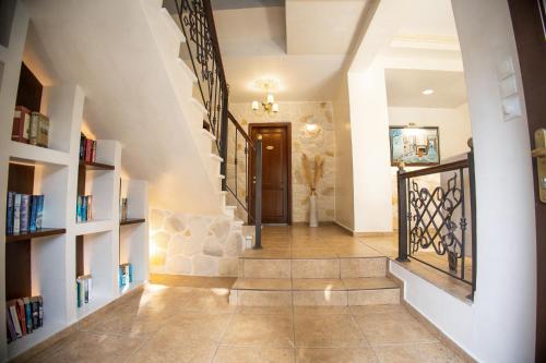 卡拉挪拉的住宿－阿格利斯酒店，书架房子的楼梯