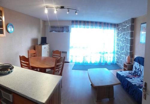 - un salon avec une table et un canapé dans l'établissement Appartement Font Romeu, à Font-Romeu-Odeillo-Via