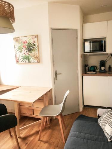 - une cuisine avec un bureau et une chaise dans la chambre dans l'établissement Le Studio Cosy, à Périgueux