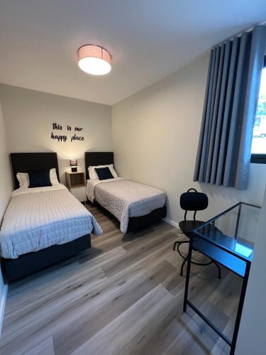 Ένα ή περισσότερα κρεβάτια σε δωμάτιο στο Dona I Apartments at Botanical Garden