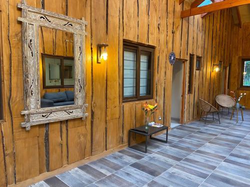 un espejo en el lateral de una pared de madera en Hostal Entre Los Lagos en Villarrica