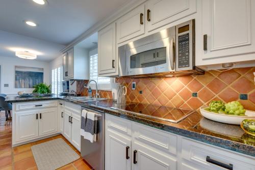 Dapur atau dapur kecil di Smyrna Vacation Rental with Private Pool and Patio