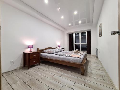 Łóżko lub łóżka w pokoju w obiekcie 3-room Luxury Apartment on Sobornyi Avenue 133, by GrandHome