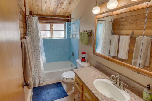 Ένα μπάνιο στο Pine Mountain Club Cabin Rental with Pool Access!