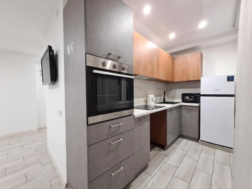 Küche/Küchenzeile in der Unterkunft 3-room Luxury Apartment on Sobornyi Avenue 133, by GrandHome