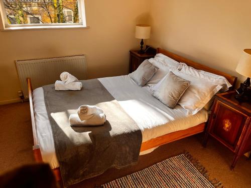 - une chambre avec un lit et des serviettes dans l'établissement Hyde Park Great for Families 2beds & 2baths flat Fantastic location!, à Londres