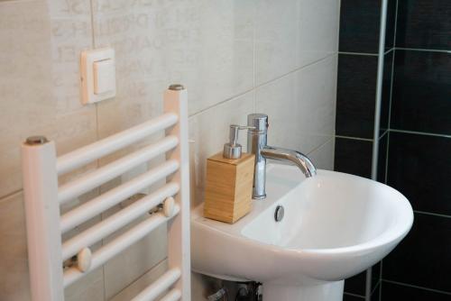 La salle de bains est pourvue d'un lavabo et d'un robinet. dans l'établissement Syggrou Project 44, à Thessalonique