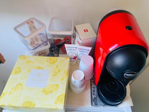 ein roter Mixer auf einem Tisch in der Unterkunft Stanza Claudina in Rom