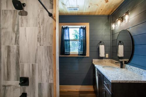 Ένα μπάνιο στο The Sundrop Hot Tub Game Room Community Pools