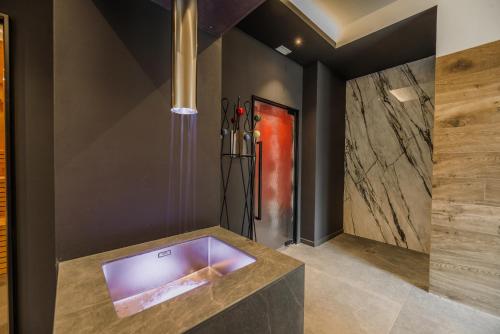baño con lavabo en el centro de una habitación en Hotel Rosa Wellness & SPA, en Vigo di Fassa