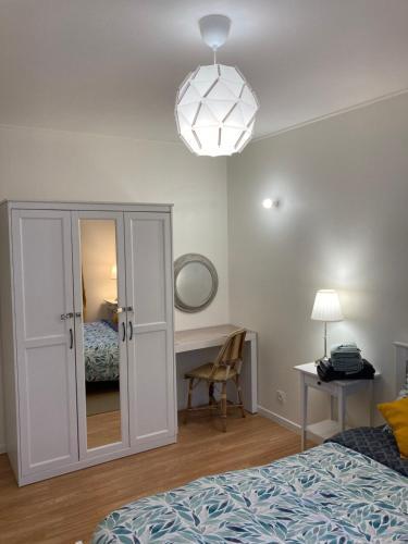 um quarto com uma cama e uma secretária com um espelho em Marie Louise em Montreuil