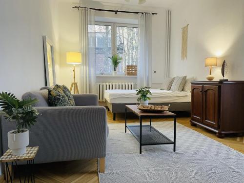 una sala de estar con un sofá y una mesa en Kredytowa and Mazowiecka street Super Quiet Private Apartment in Center, en Varsovia