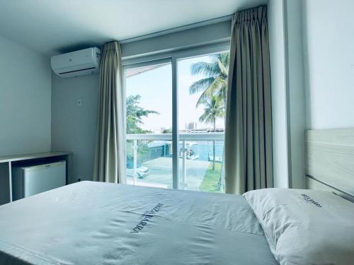 里約熱內盧的住宿－伊比沙島巴拉大酒店，一间卧室设有一张床和一个大窗户