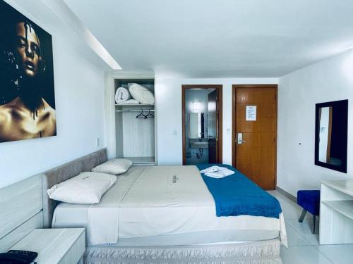 ein Schlafzimmer mit einem großen weißen Bett in einem Zimmer in der Unterkunft Ibiza Barra Hotel in Rio de Janeiro
