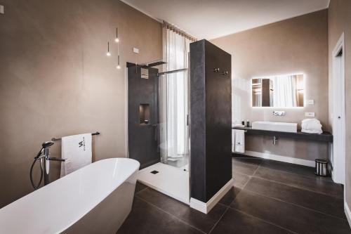 a bathroom with a bath tub and a sink at Villa Adelaide Relais & Wine in Calamandrana
