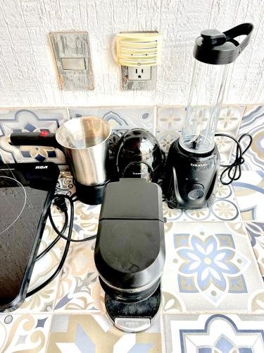 a counter with a blender and a lamp on it at Nuevo penthouse con terraza privada, alberca , area infantil y pet friendly in Manzanillo