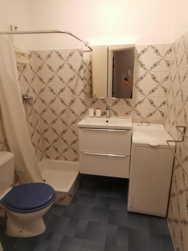 une salle de bain avec un lavabo, des toilettes et un miroir dans l'établissement Appartement au calme (2 à 4 Pers.) avec Piscines + Parking, à Mandelieu-la-Napoule