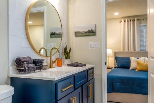 ダフネにあるBlue Albatross - Daphneの洗面台と鏡とベッドのあるバスルーム