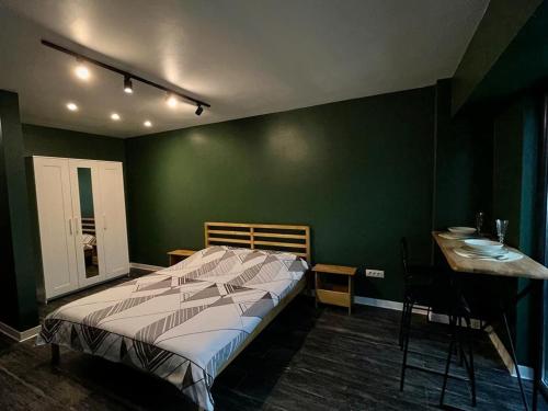 una camera con letto e parete verde di Studio G1 a Moineşti