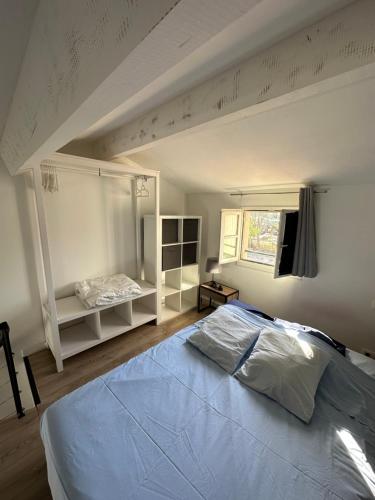 um quarto com uma grande cama azul num quarto em Appartement comptemporain vue mer em Grimaud