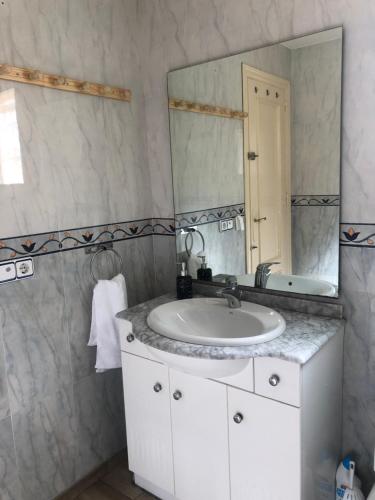 y baño con lavabo blanco y espejo. en HOLIDAY CHALET BENIDORM, en Benidorm