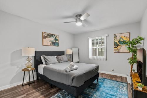 a bedroom with a bed and a ceiling fan at Evonify Stays - Hyde Park Apartments - UTEXAS in Austin