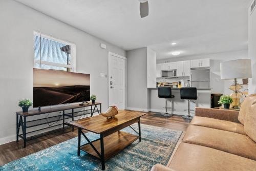 a living room with a couch and a table at Evonify Stays - Hyde Park Apartments - UTEXAS in Austin