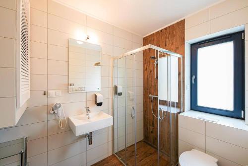 bagno con lavandino e doccia in vetro di Wellness & View Skalite, Sauna, Jacuzzi - w cenie a Szczyrk
