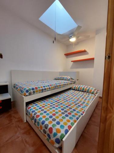 a bedroom with two beds in a room at apartamento Cambrils casco antiguo in Cambrils