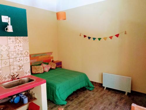 Dormitorio infantil con cama y lavamanos en CASA REINA Apartamentos en Buenos Aires