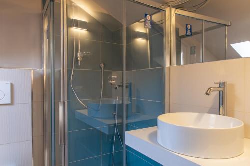 uma casa de banho com um lavatório e um chuveiro em Chez Lulu. Bellissimo appartamento intero em Toirano