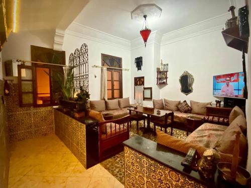 a living room with a couch and a table at Appartement meublé 5 personnes en plein centre ville in Rabat