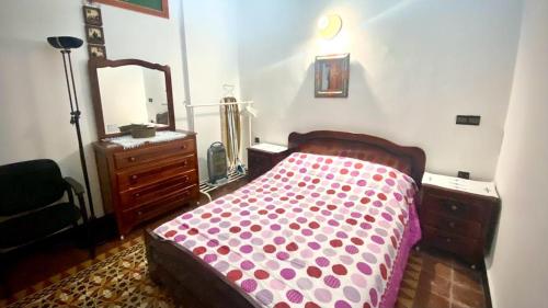 1 dormitorio con cama, tocador y espejo en Appartement meublé 5 personnes en plein centre ville, en Rabat