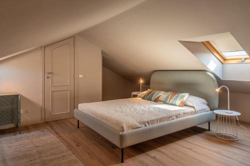 um quarto no sótão com uma cama e uma clarabóia em Chez Lulu. Bellissimo appartamento intero em Toirano