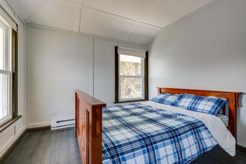 1 dormitorio con cama y ventana. en Secluded Riverfront Bangor Home with Fire Pit!, en Belvidere