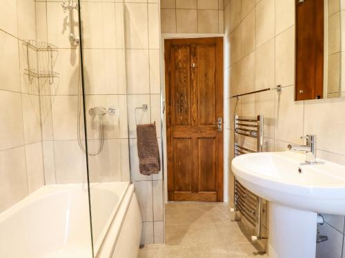 bagno con lavandino, vasca e servizi igienici di Minffordd a Llangollen